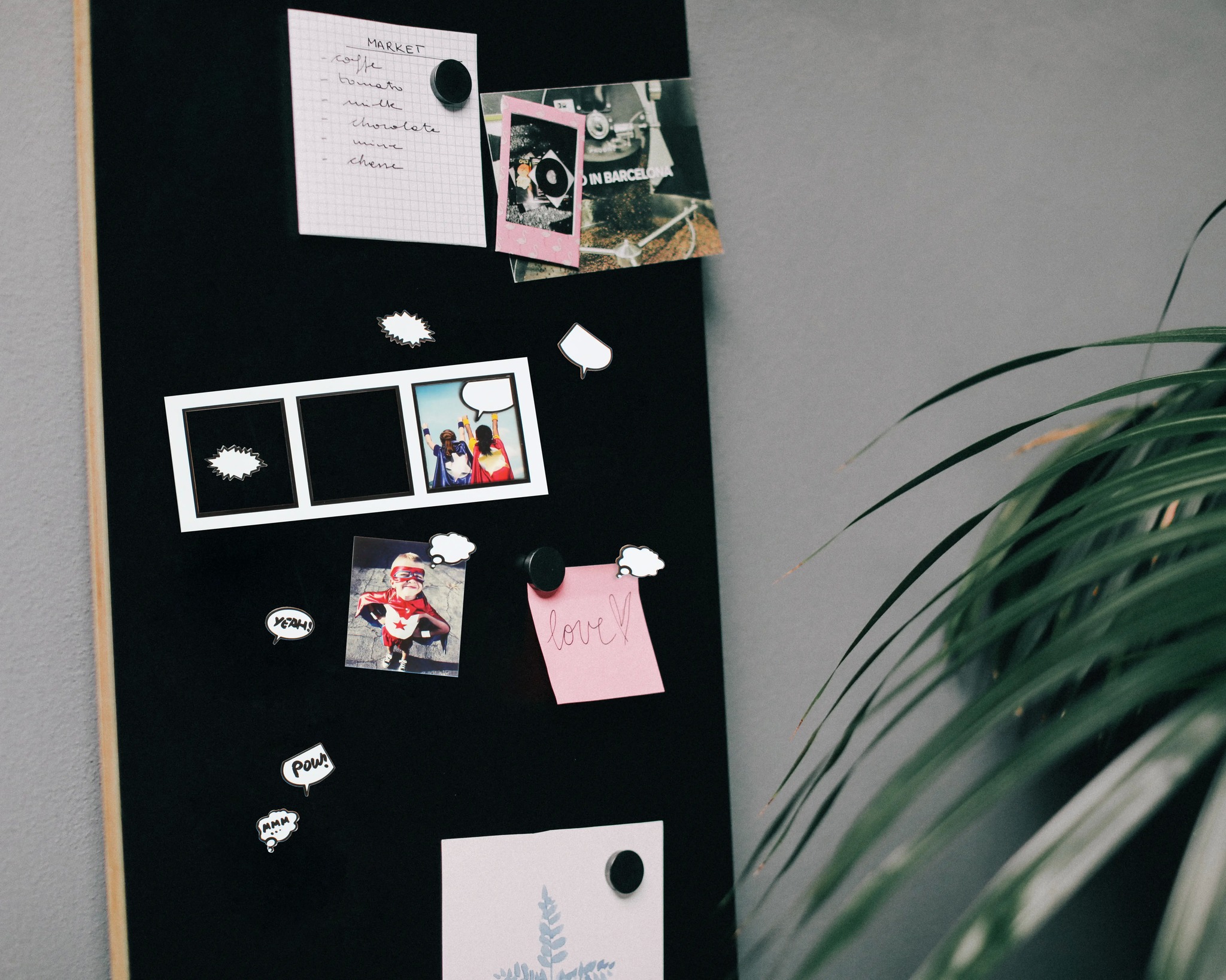 Set of magnets and dry-erase pen
