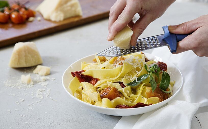 Käseraffel in Form eines Schwertes