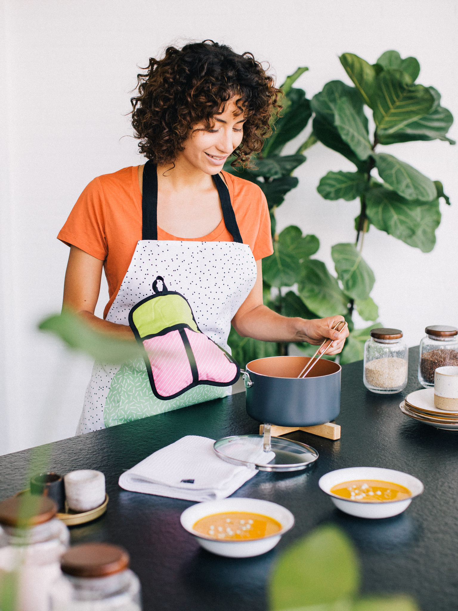 Set of an apron, a pot holder and a tea towel